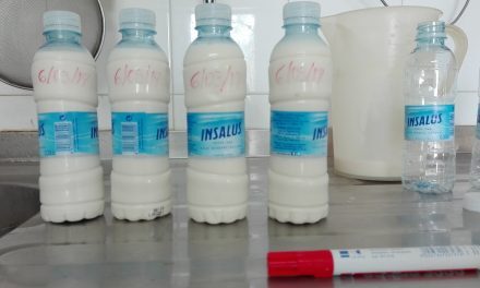 De petites bouteilles plastiques pour conserver le colostrum